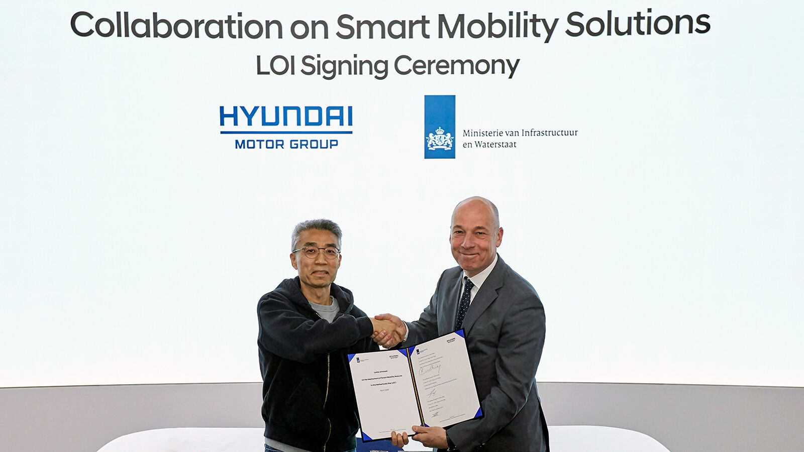 Chang Song, President and Head of Advanced Vehicle Platform Division and Kees Van der Burg, Vice Minister of Ministry of Infrastructure and Water Management of the Netherlands at the signing ceremony
