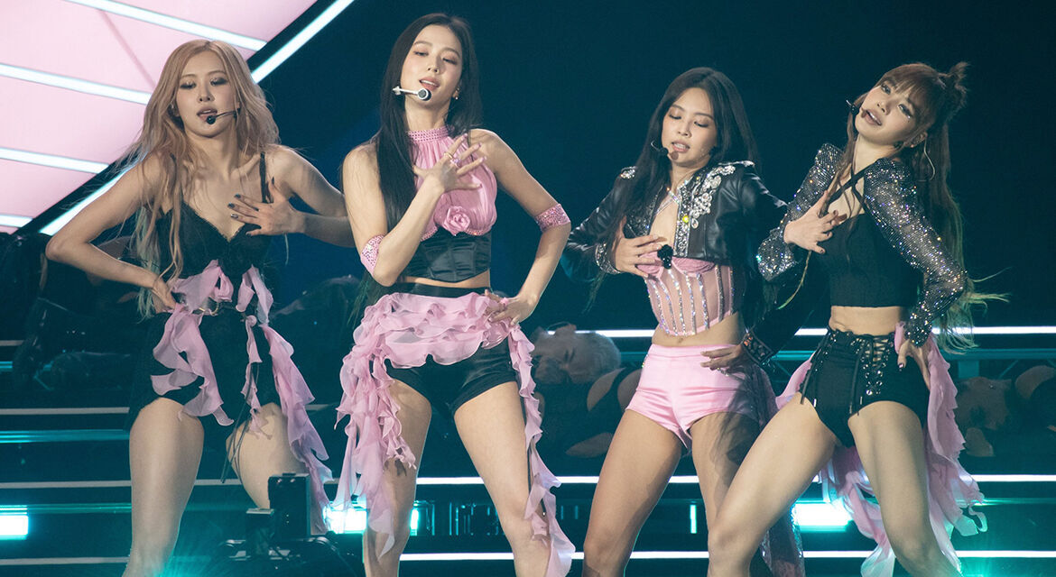 Bands such as Blackpink are known for their ultra-polished performances (© GoodFon.com)