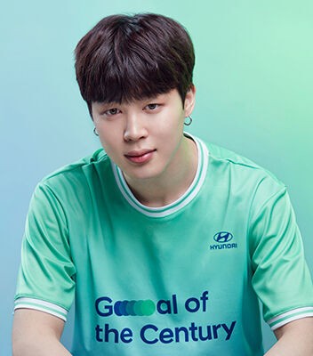 초록색 Team Century 유니폼을 입고 있는 방탄소년단 멤버 지민.
