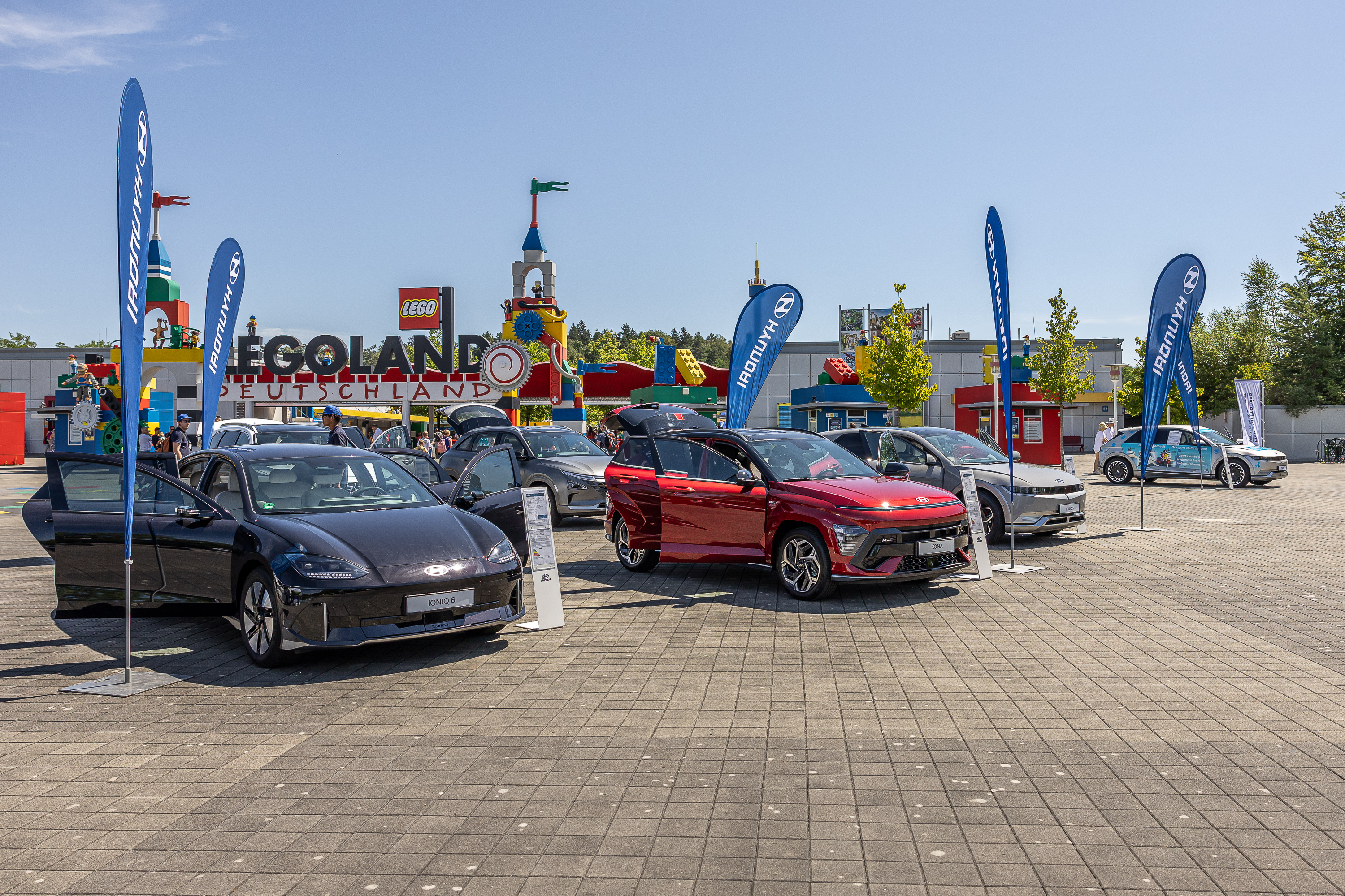 Der IONIQ 6, Hyundai KONA N Line und weitere Hyundai Modelle vor dem Eingang des LEGOLAND® Deutschland Resort.