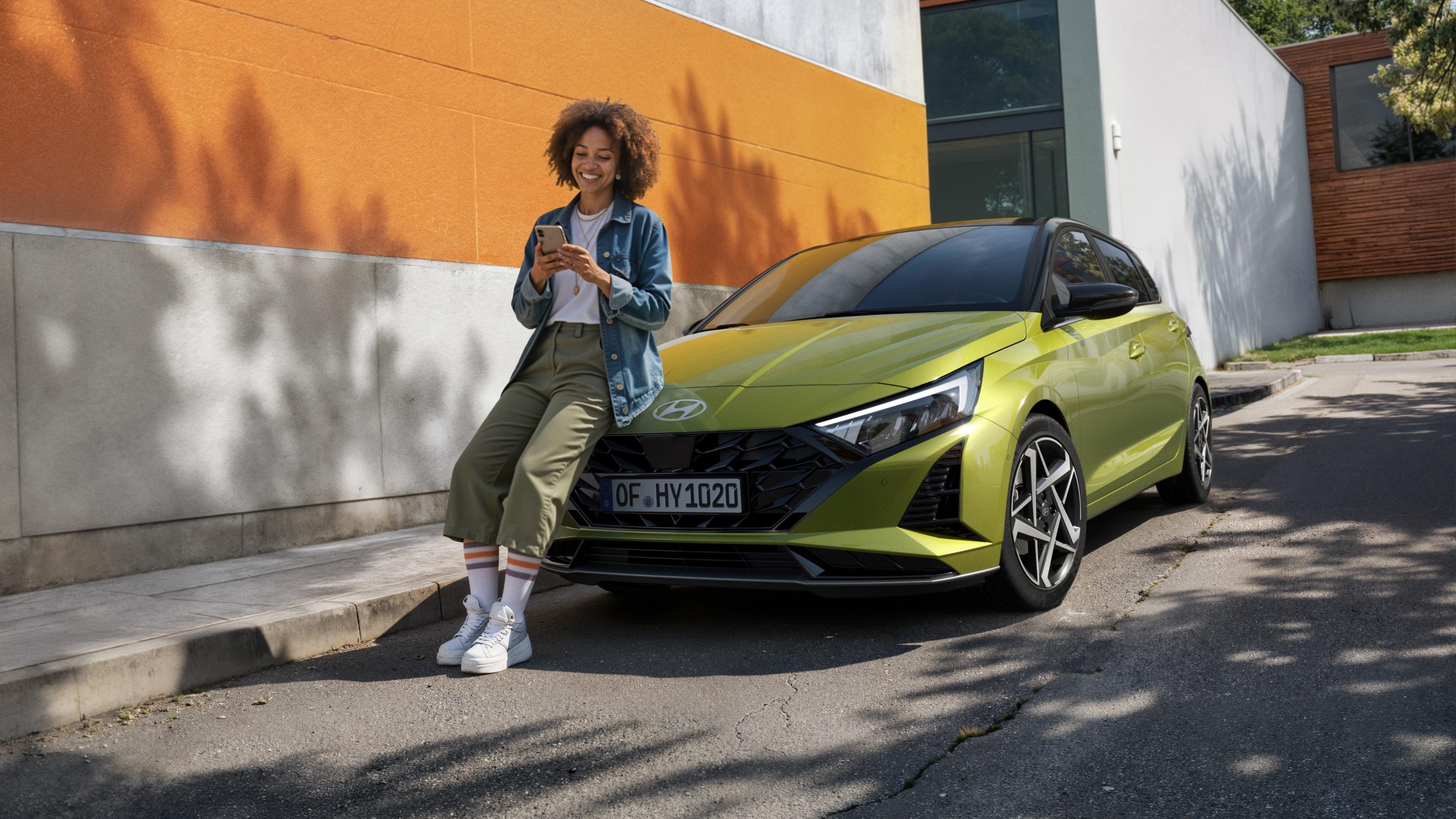 Hyundai i20 mit einer Frau