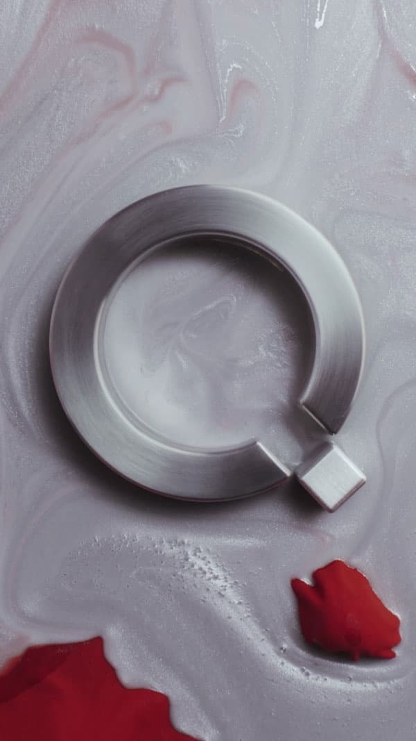 En stor Q som illustrerer IONIQ merket. Illustrasjon.