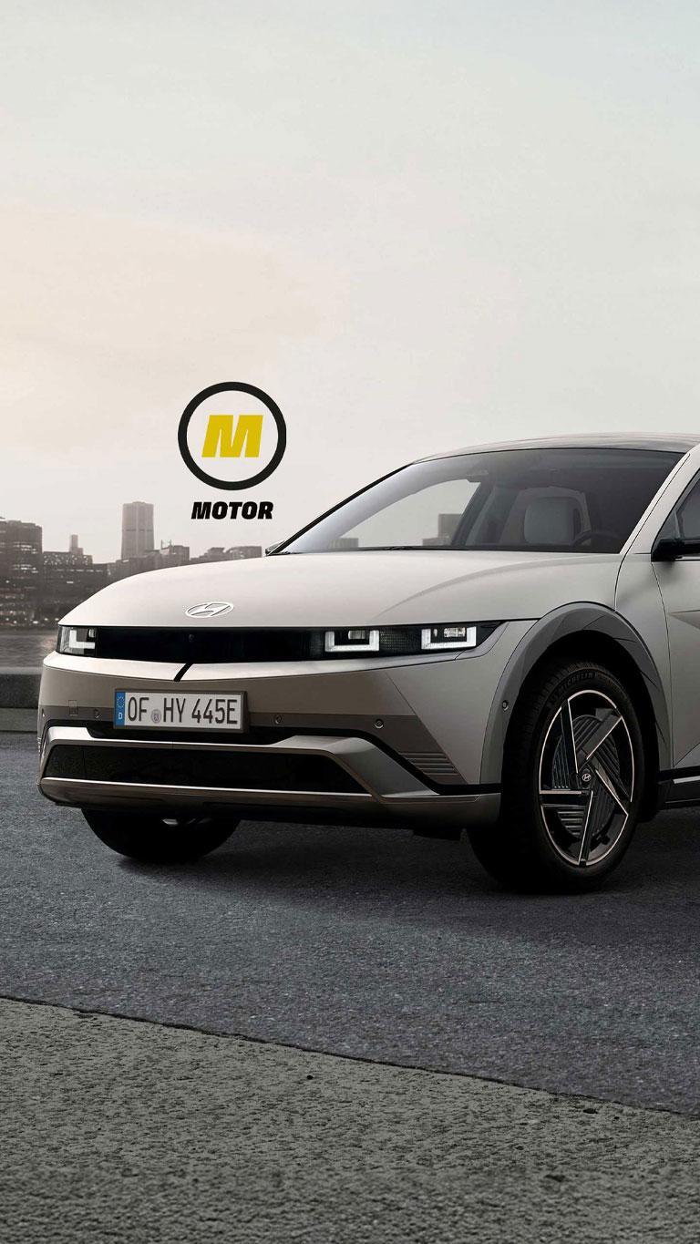 IONIQ 5 parkert på en brygge. Foto.