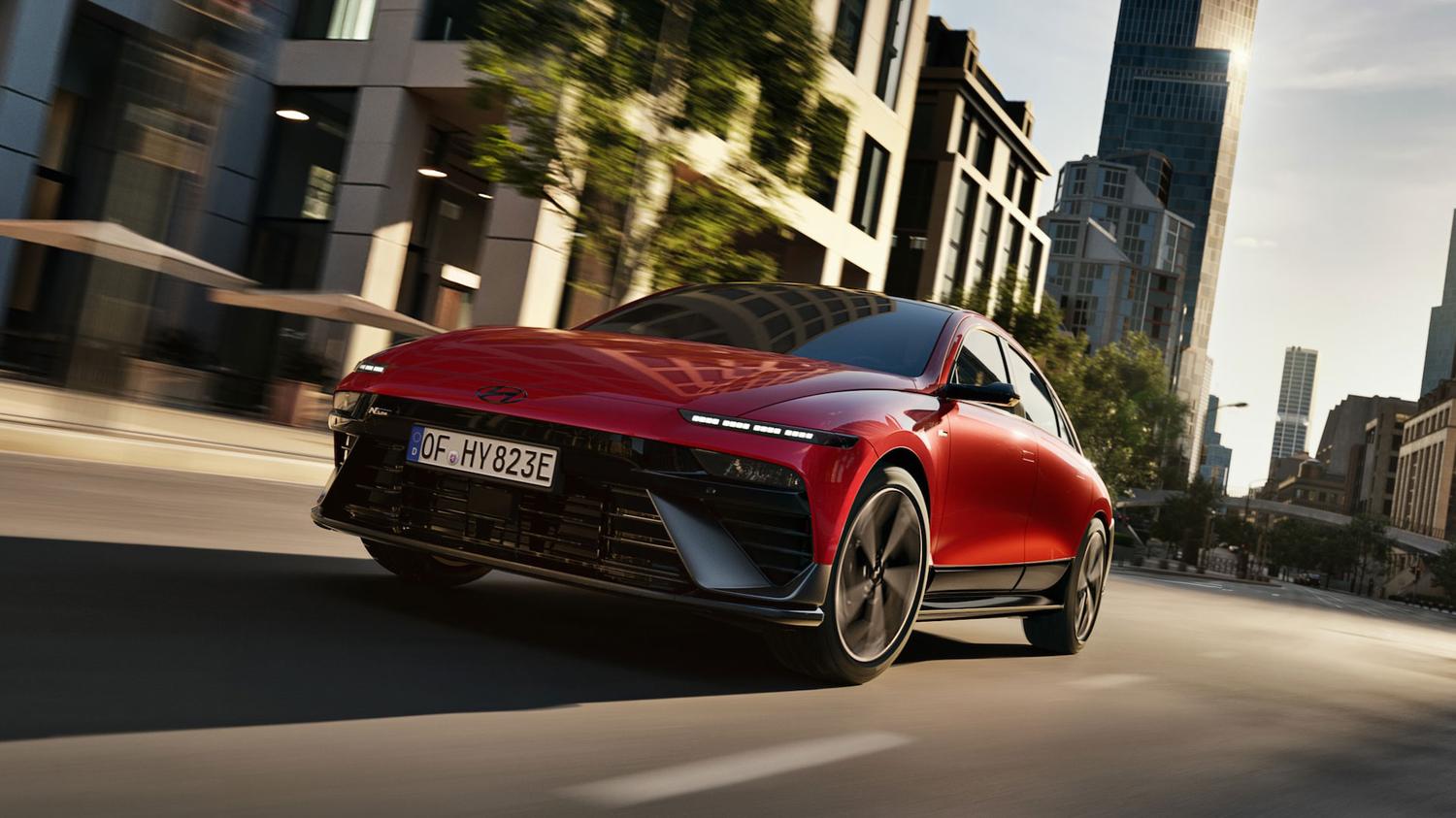 Elbilen IONIQ 6 parkert i et bymiljø. Foto.