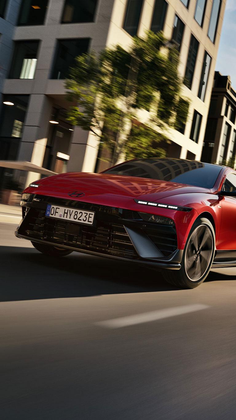 Elbilen IONIQ 6 parkert i et bymiljø. Foto.