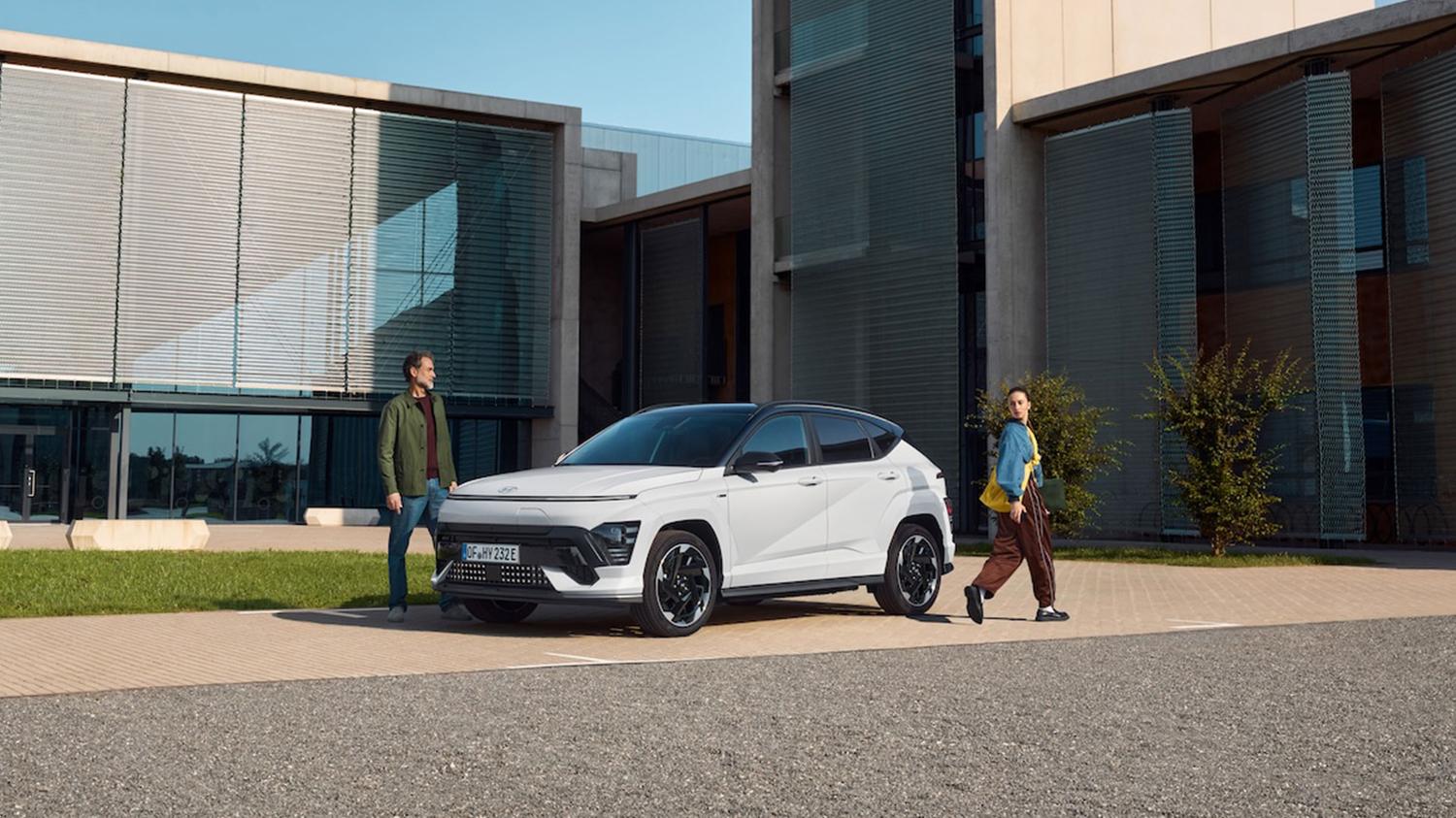 IONIQ 5 parkert på en brygge. Foto.