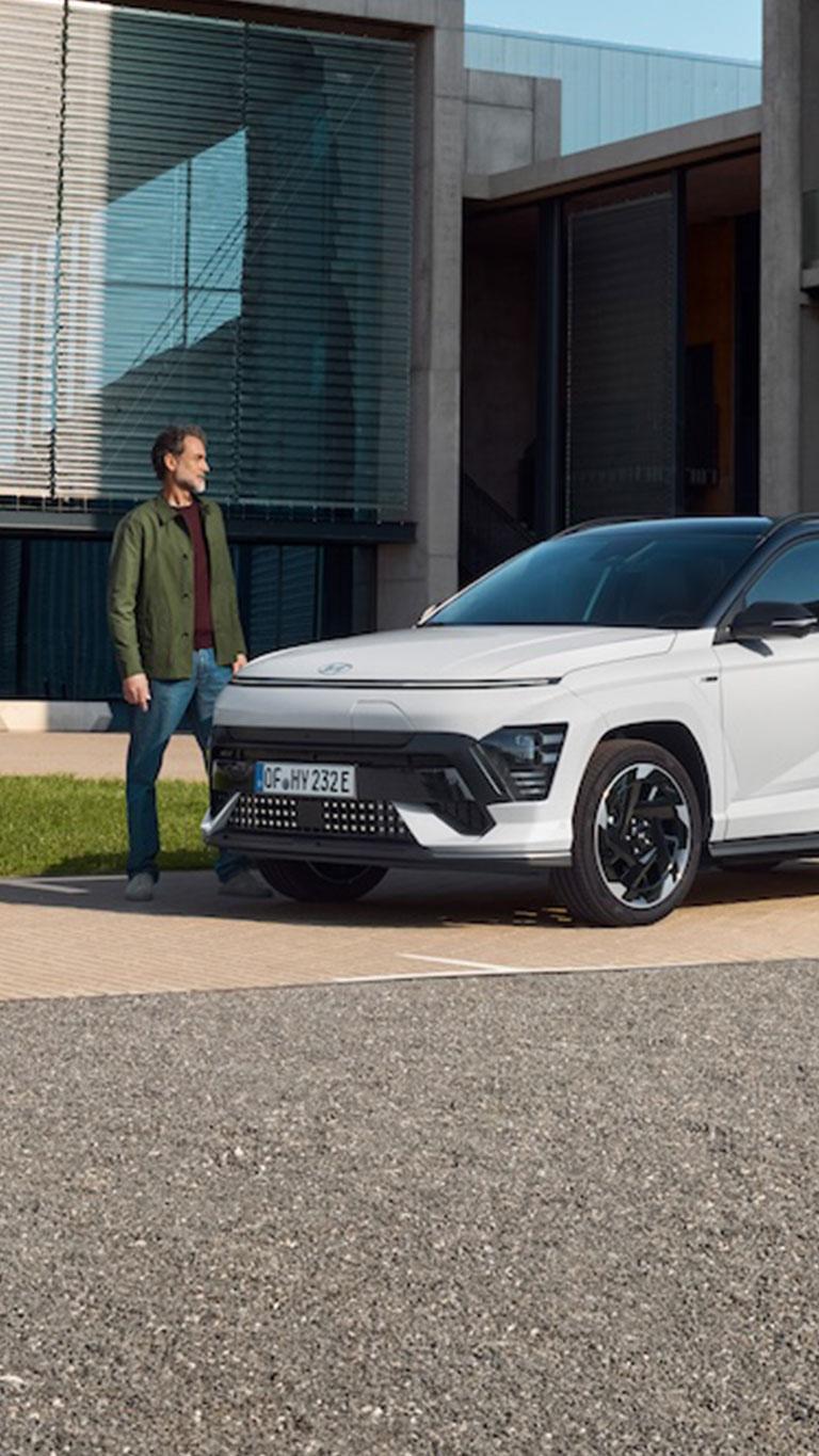 IONIQ 5 parkert på en brygge. Foto.