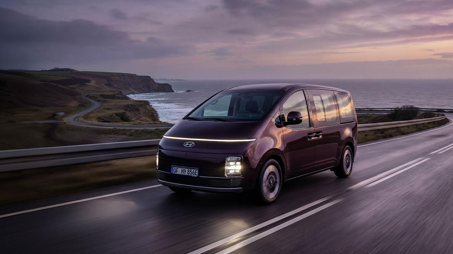 Helt nye STARIA Electric kjørende på en kystvei. Foto. 