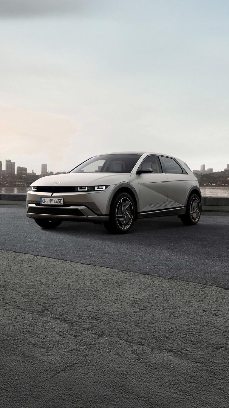 IONIQ 5 parkert på en brygge. Foto.