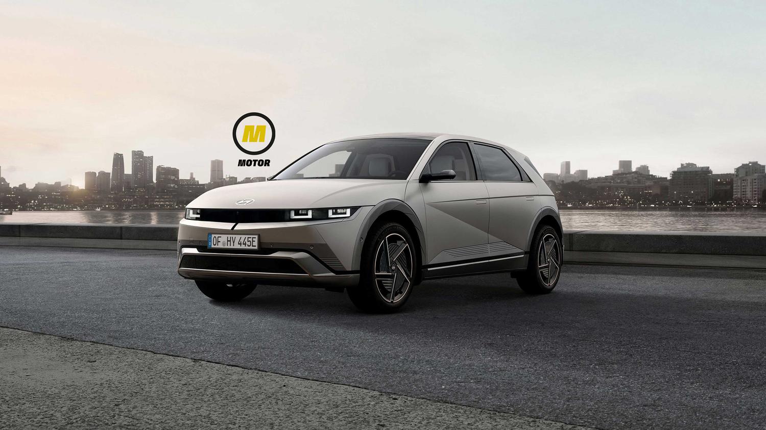 IONIQ 5 parkert på en brygge. Foto.