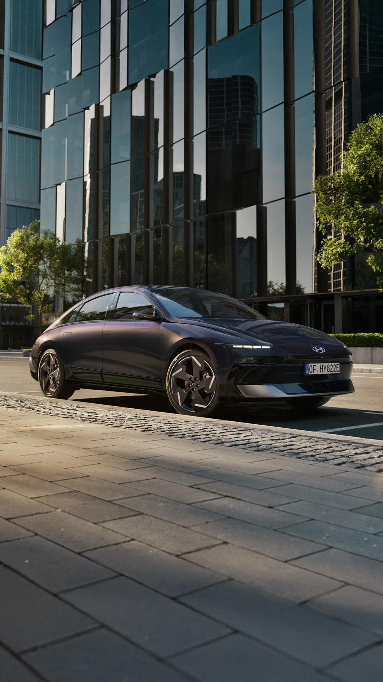 Elbilen IONIQ 6 parkert i et bymiljø. Foto.