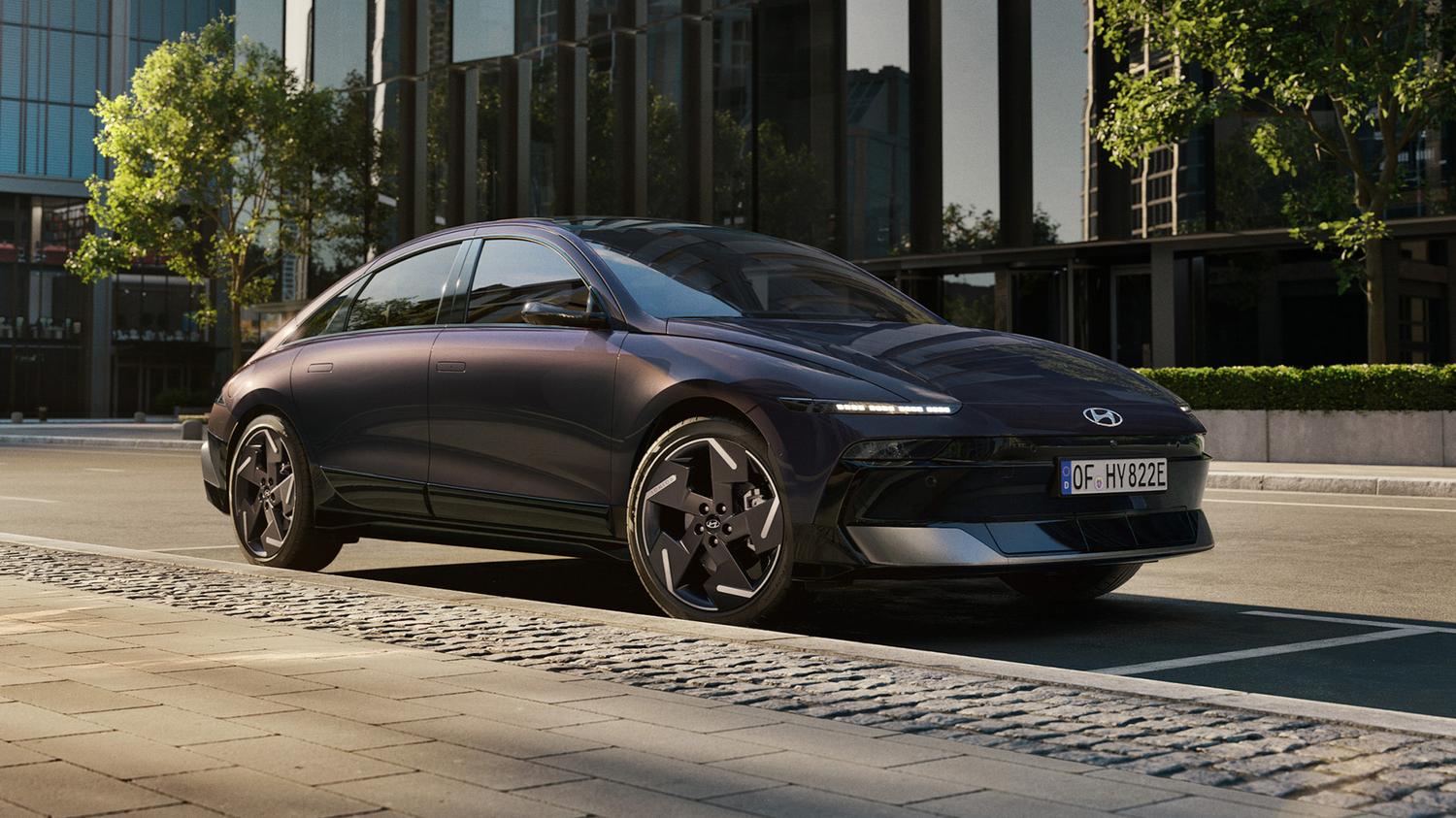 Elbilen IONIQ 6 parkert i et bymiljø. Foto.