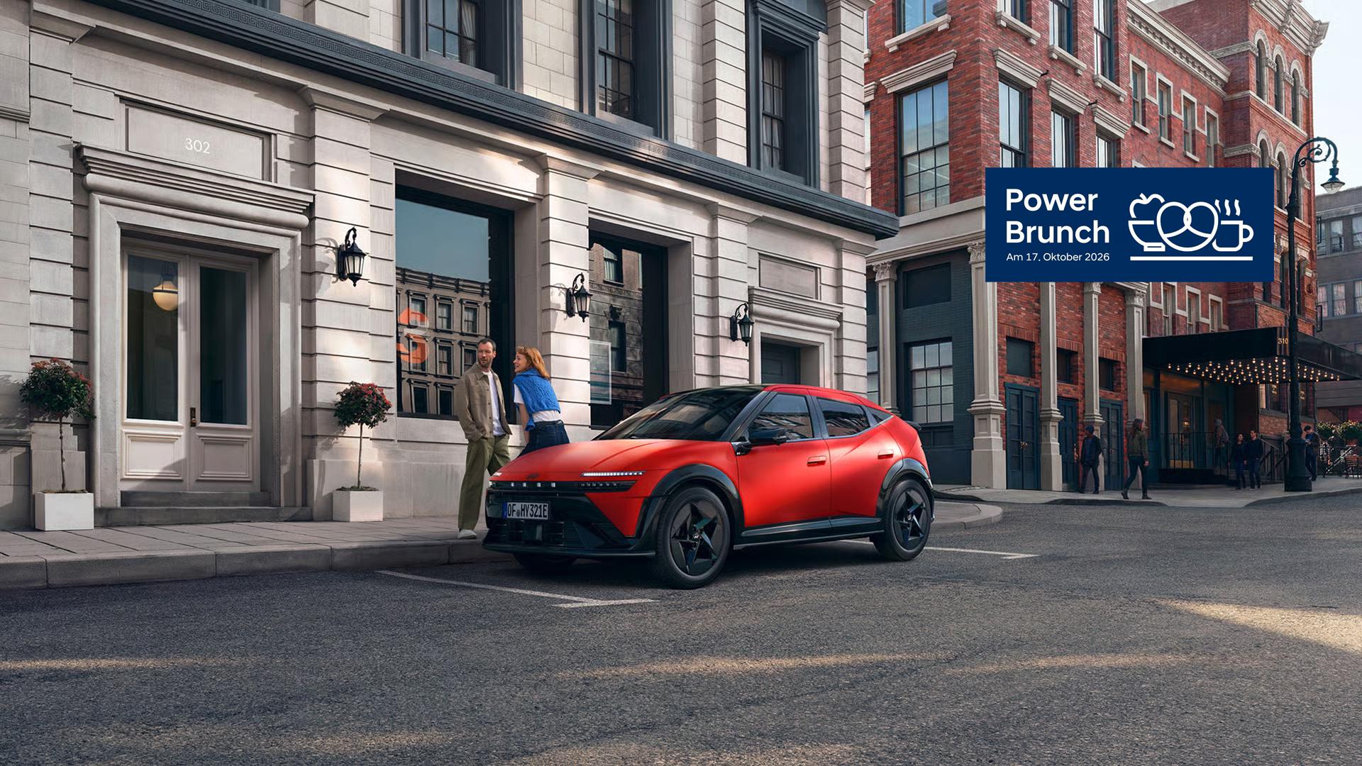 Ein roter Hyundai IONIQ 3, der auf einer Stadtstraße geparkt ist, dargestellt aus einer vorderen Dreiviertelansicht.
