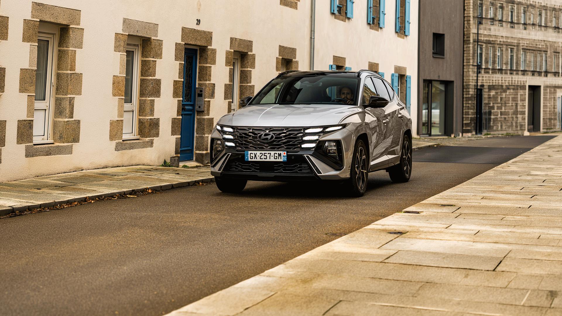 TUCSON Hybrid sur une route de campagne