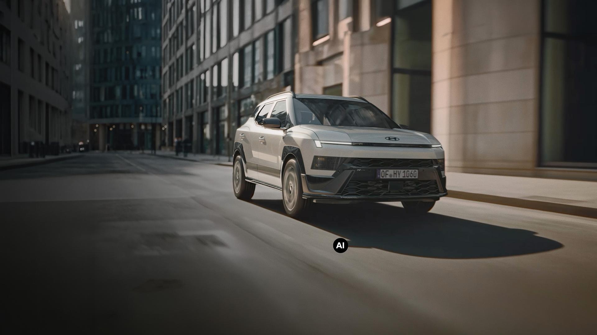 Hyundai BAYON N Line conduit dans une rue de ville.