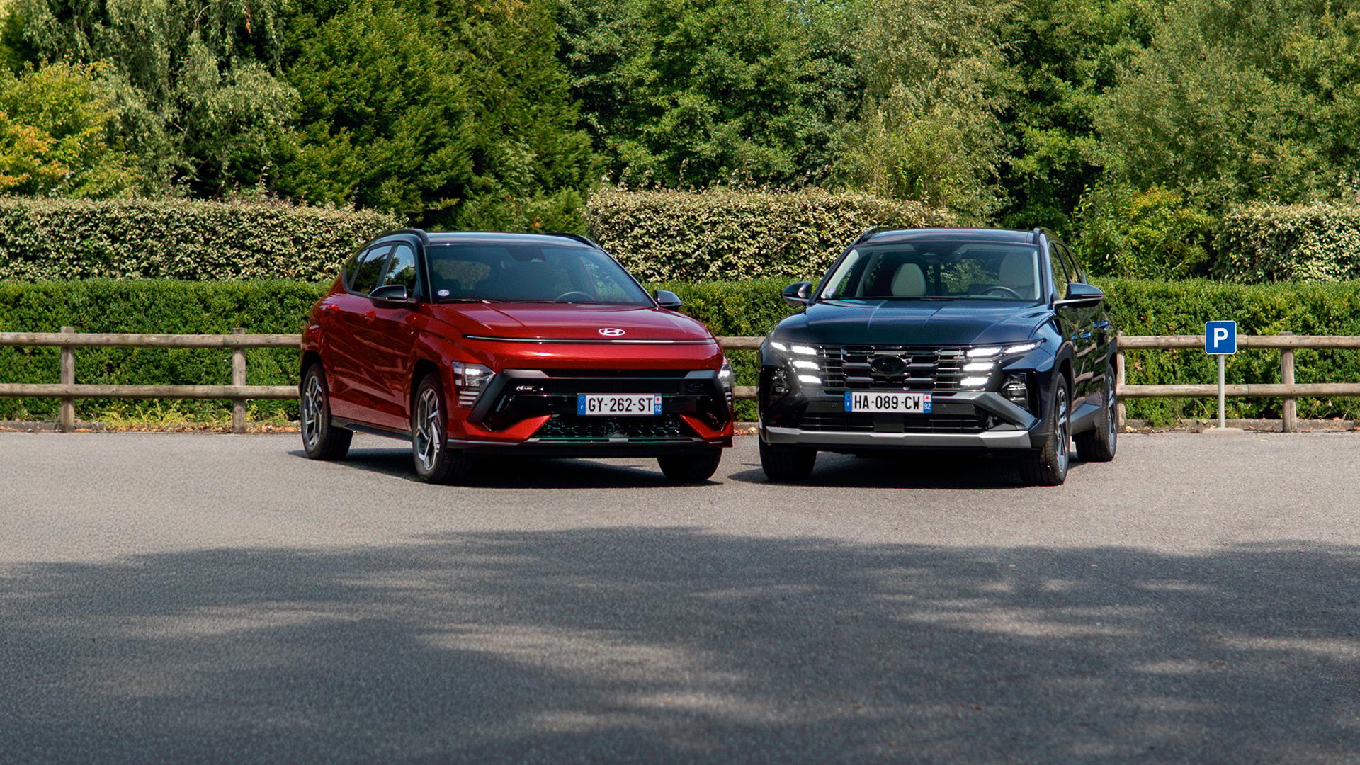Hyundai KONA Hybrid et TUCSON Hybrid garés sur un parking