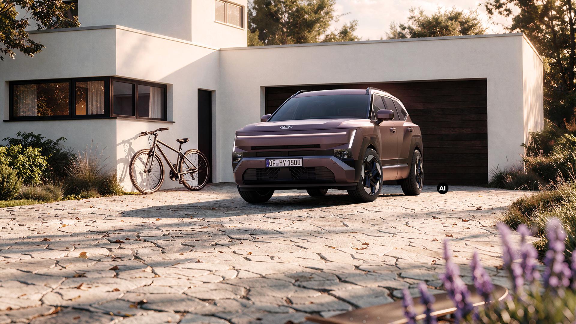 Hyundai TUCSON garée dans une allée avec une maison résidentielle en arrière-plan.