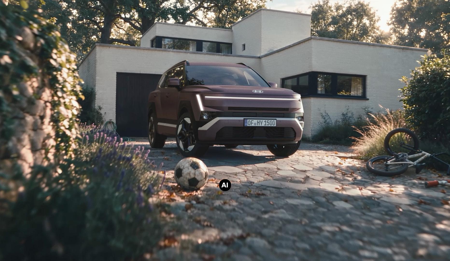 Hyundai TUCSON garée dans une allée avec une maison résidentielle en arrière-plan.