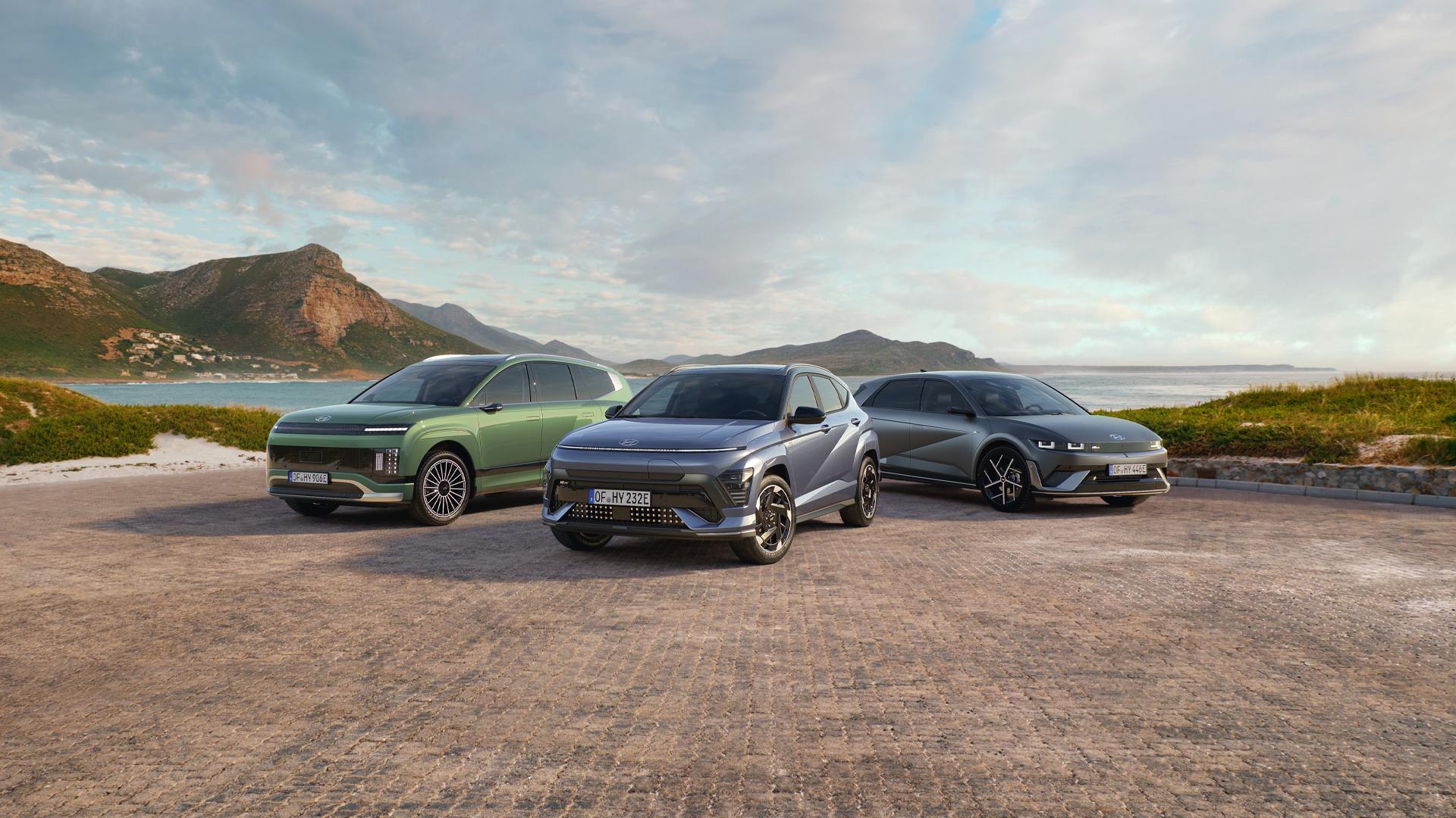 Rangebilde av 3 Hyundai modeller. Foto.