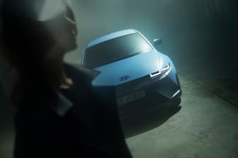 En dame står foran en IONIQ 5 N.