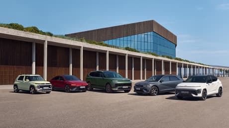 Hyundai sine elbiler parkert foran et moderne bygg. Foto.