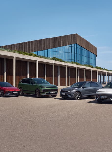 Hyundai sine elbiler parkert foran et moderne bygg. Foto.