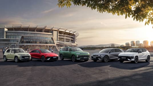 Hyundai sine elbiler parkert foran VM-stadion. Foto.
