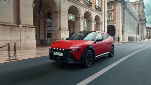 Cerveny Hyundai IONIQ 3