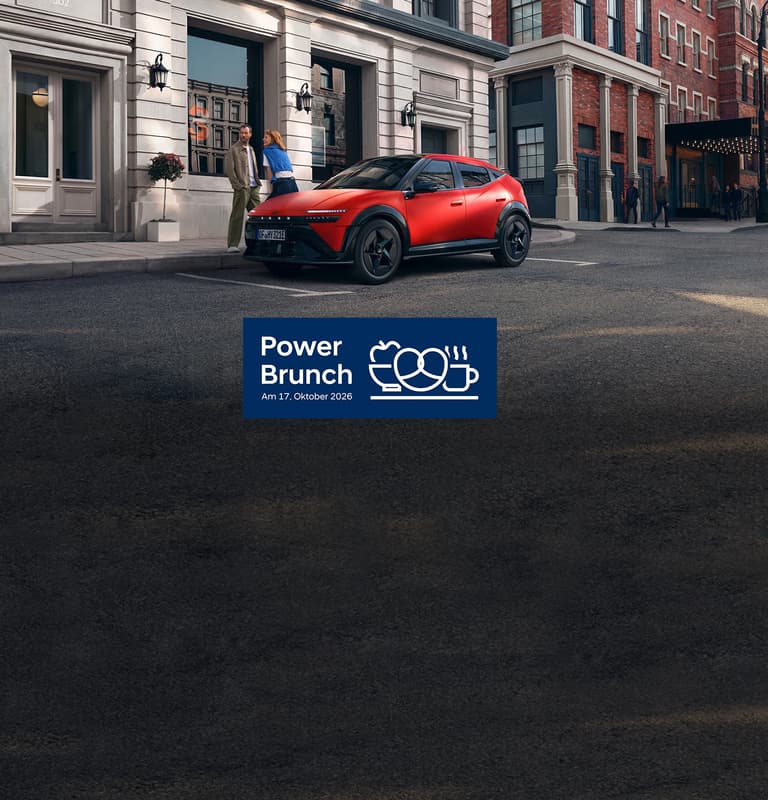 Ein roter Hyundai IONIQ 3, der auf einer Stadtstraße geparkt ist, dargestellt aus einer vorderen Dreiviertelansicht.