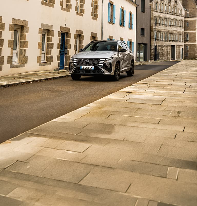 TUCSON Hybrid sur une route de campagne