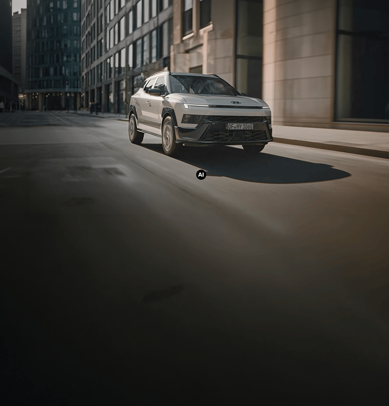 Hyundai BAYON N Line conduit dans une rue de ville.