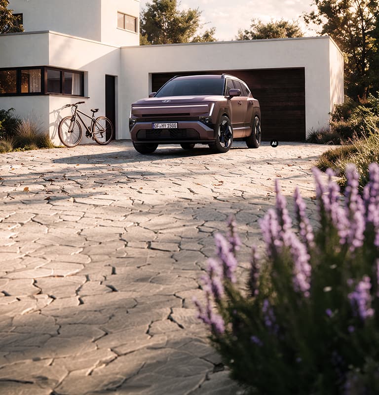 Hyundai TUCSON garée dans une allée avec une maison résidentielle en arrière-plan.