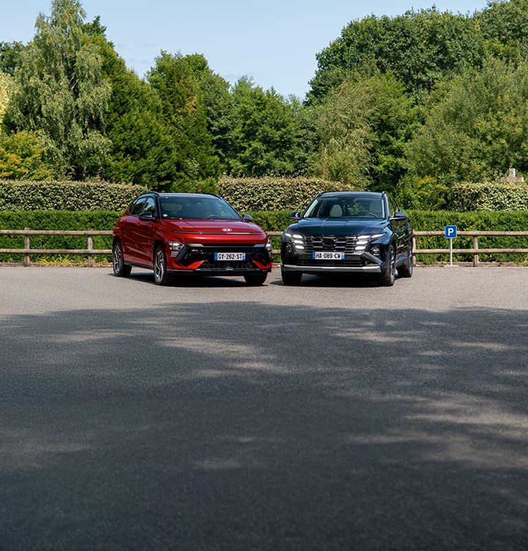 Hyundai KONA Hybrid et TUCSON Hybrid garés sur un parking