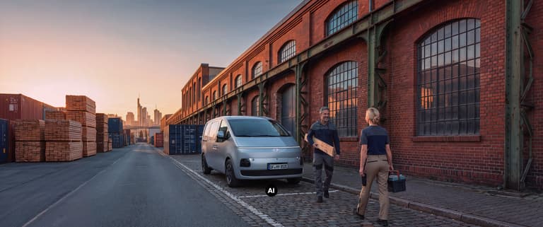 Ein Hyundai Staria Cargo Elektro vor einem Industrie-Lagerhaus.