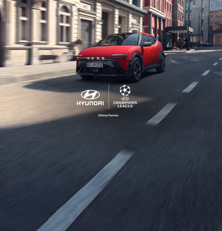 Rode Hyundai IONIQ 3 geparkeerd op straat