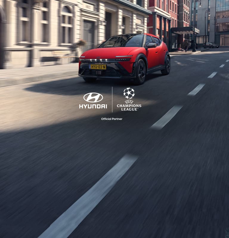 Rode Hyundai IONIQ 3 geparkeerd op straat
