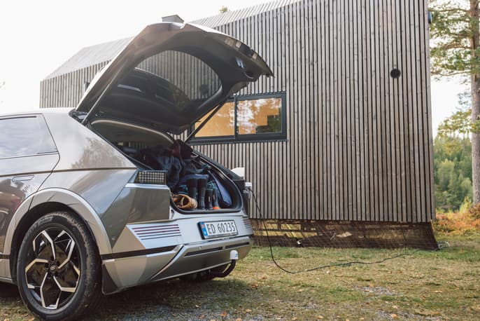IONIQ 5 tilfører strøm til en liten hytte med V2L teknologi. Foto.