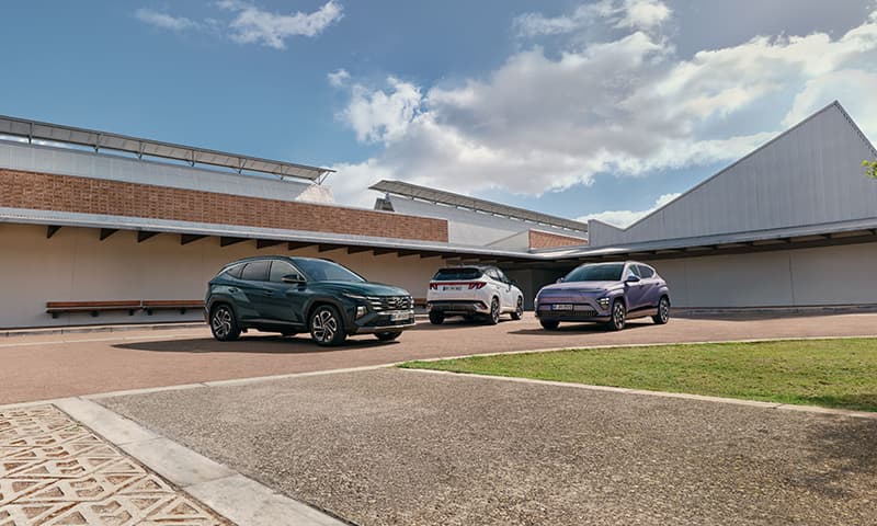 3 Hyundai autos vor einem Haus