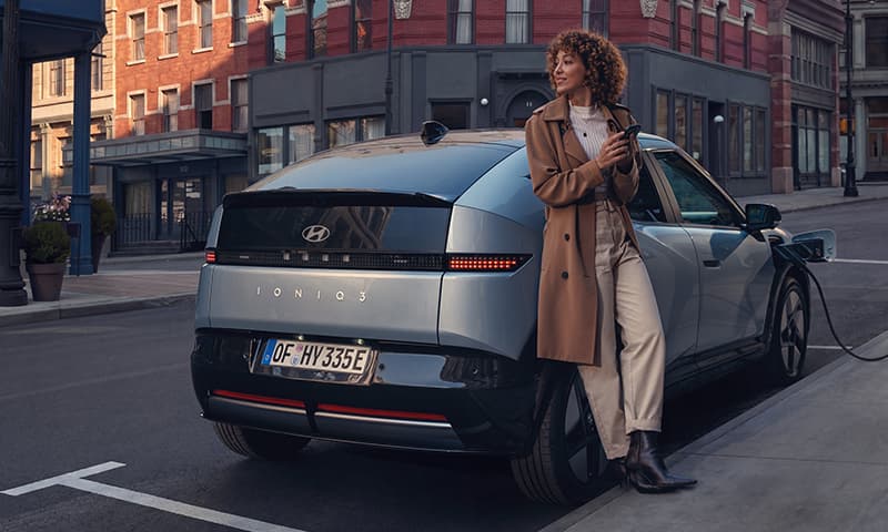 eine frau vor einen IONIQ 5