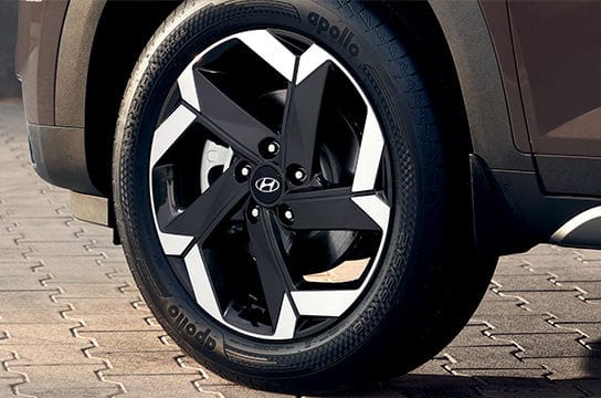 18″ diamond-cut alloy wheels