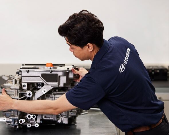 A Hyundai technician is working in the workshop.