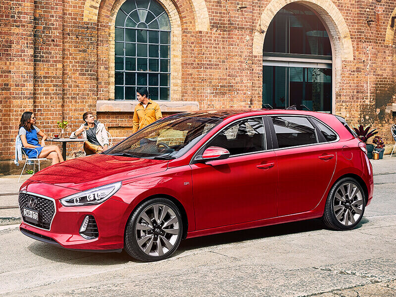 Hyundai i30 parked near people at caf�