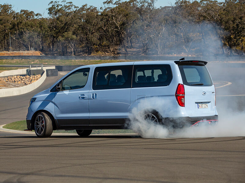 Hyundai_2019_iMax-N-Drift-Bus