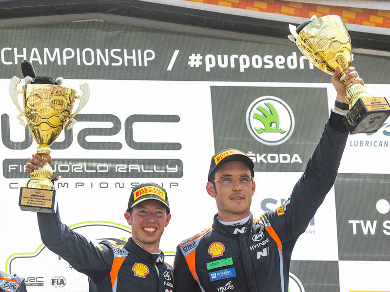 Hyundai_2021_Ypres-Rally-Belgium-winners-holding-trophy