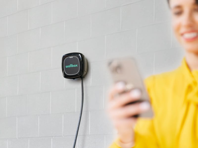 Hyundai_Accessories_KonaEV_Garage-Charge-Wallbox-02_800x600.jpg
