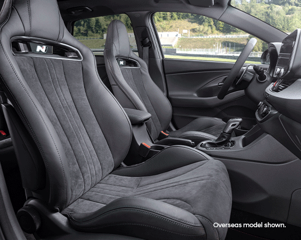 Hyundai_i30_feature-buckle-interior_590x470.gif