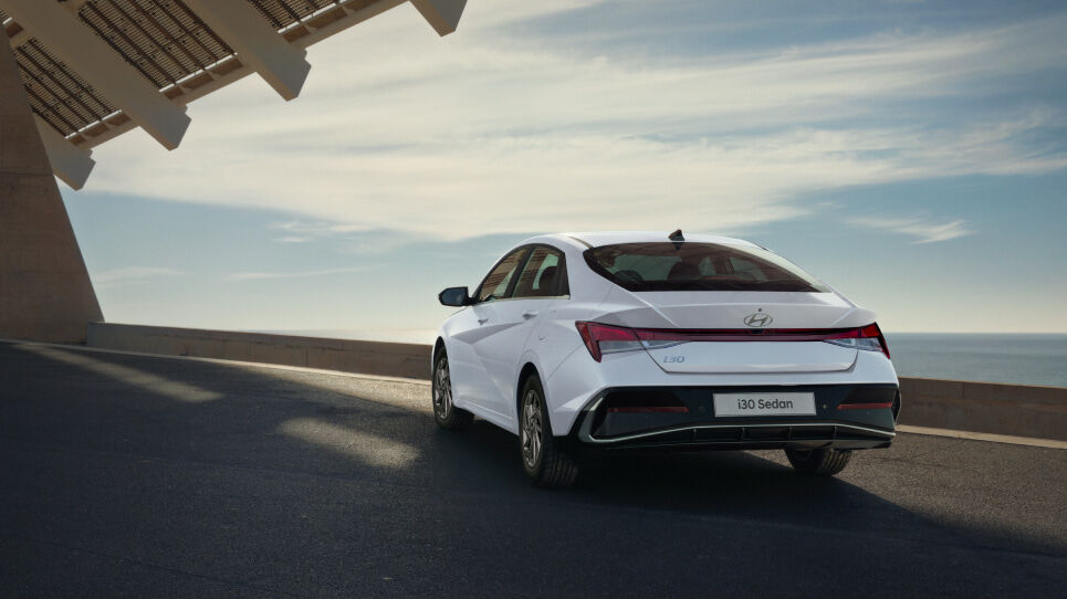 Hyundai_i30_Sedan_Hybrid_Elite_Ext_Hotspot_965x542_1.jpg