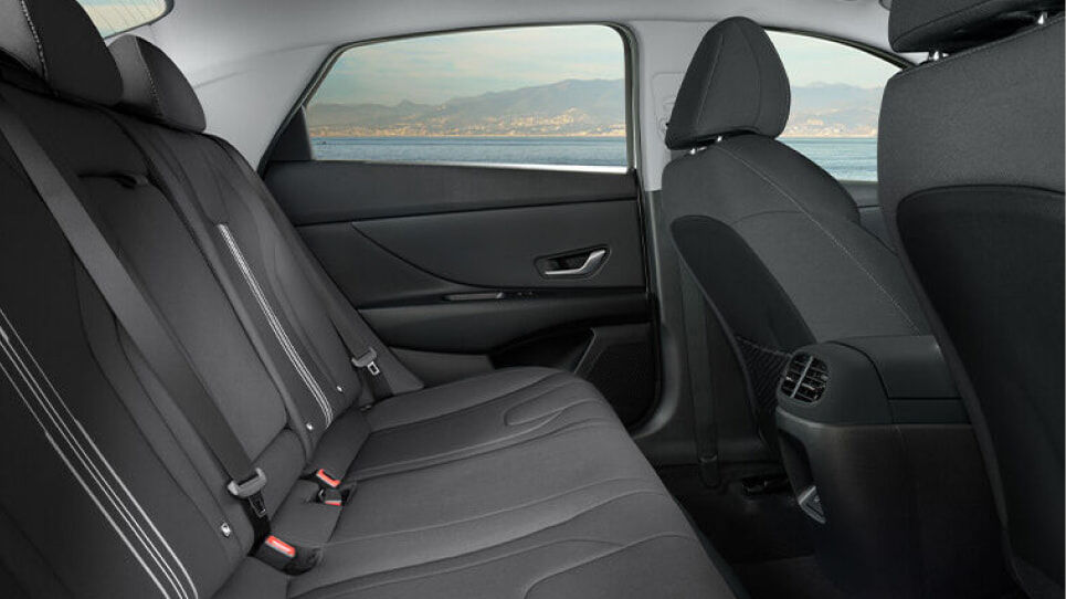 Hyundai_i30_Sedan_Hybrid_Elite_Int_Hotspot_965x542_3.jpg