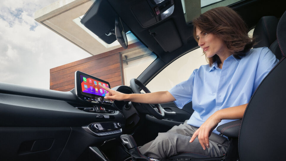 i30_Hatch_NLine_Int_Hotspot_Touchscreen_965x542_2.jpg