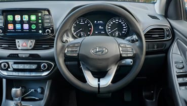 Hyundai_i30_Steering-Wheel-Mounted-Controls_369x210.jpg